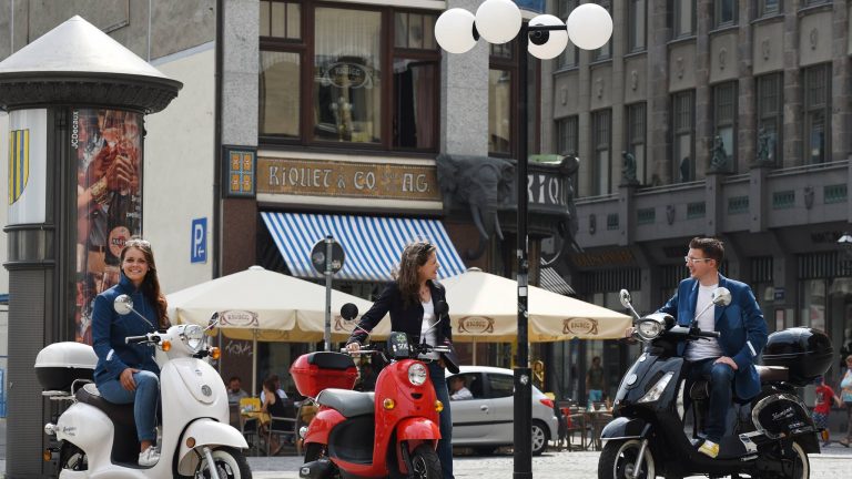 Händlerfoto von rock-e-roller mit Kumpanrollern in der Inennstadt